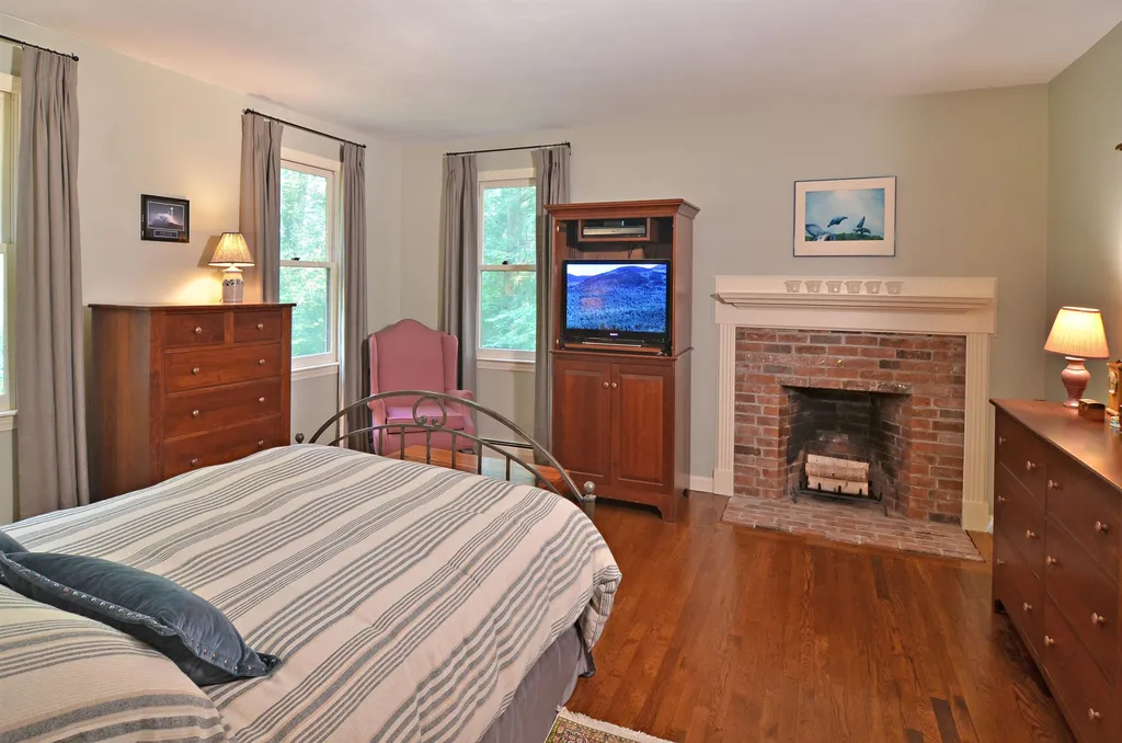 28 Hitching Post Lane Bedford NH 03110