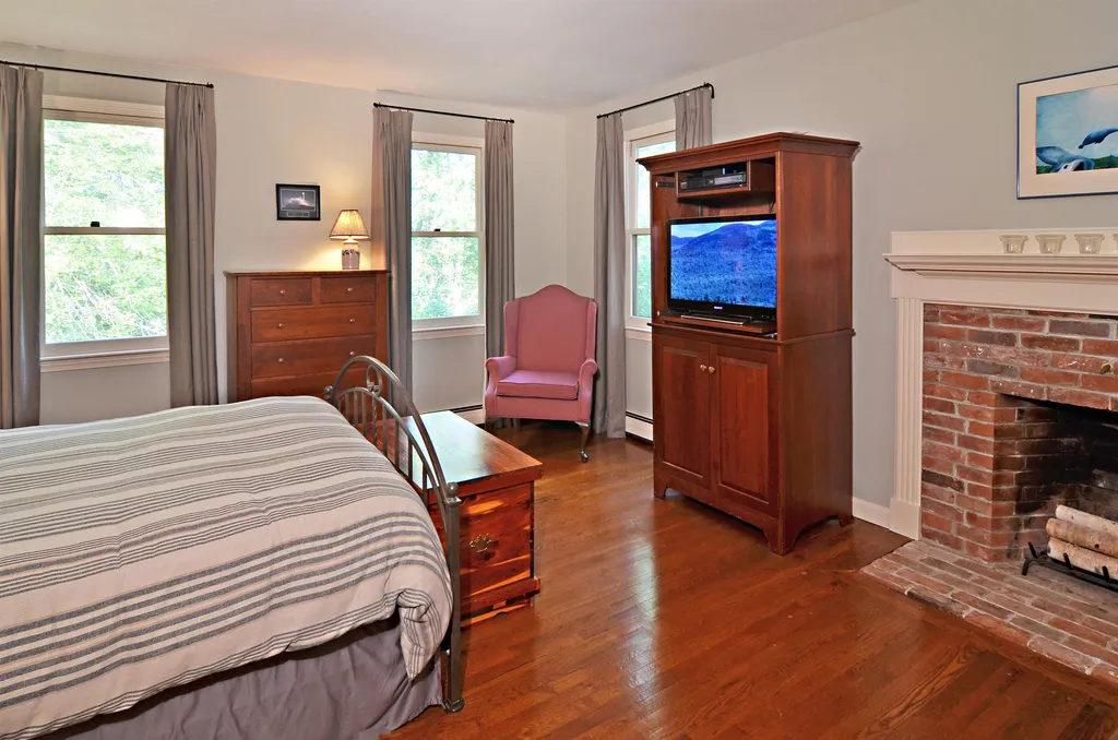 28 Hitching Post Lane Bedford NH 03110