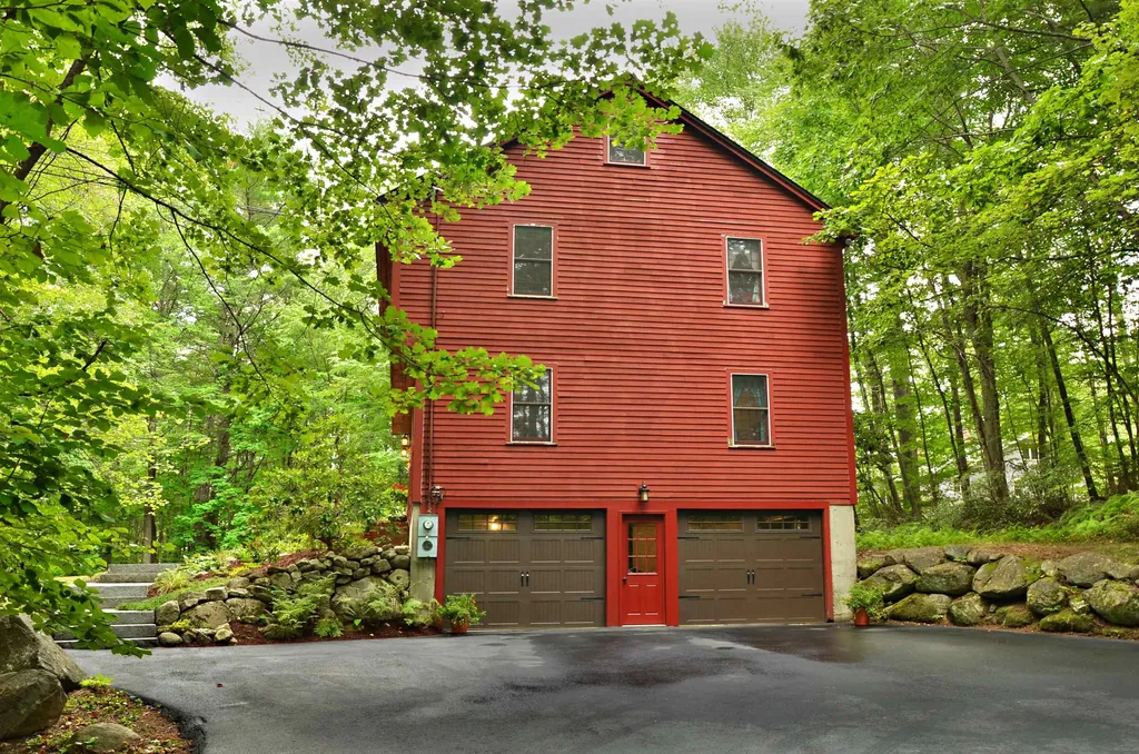 28 Hitching Post Lane Bedford NH 03110