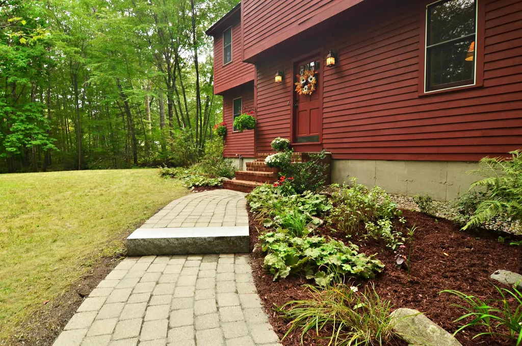 28 Hitching Post Lane Bedford NH 03110