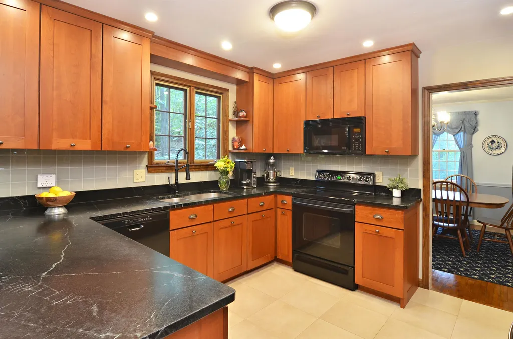 28 Hitching Post Lane Bedford NH 03110