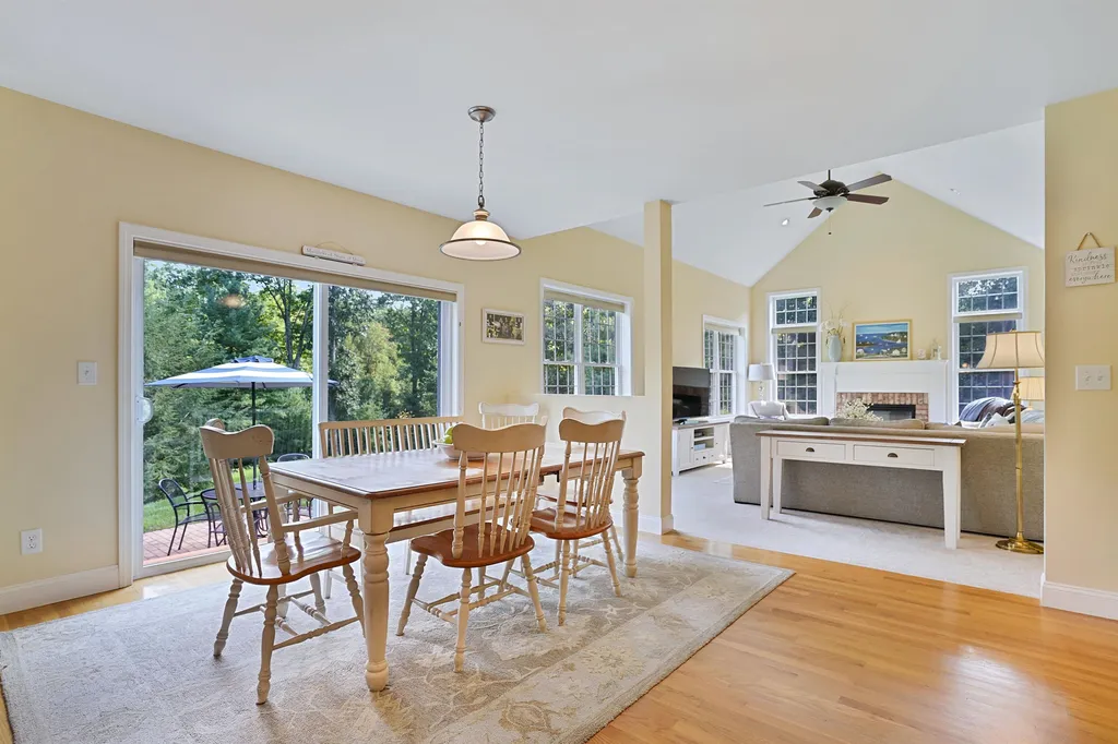 4 Elizabeth Way Bedford NH 03110