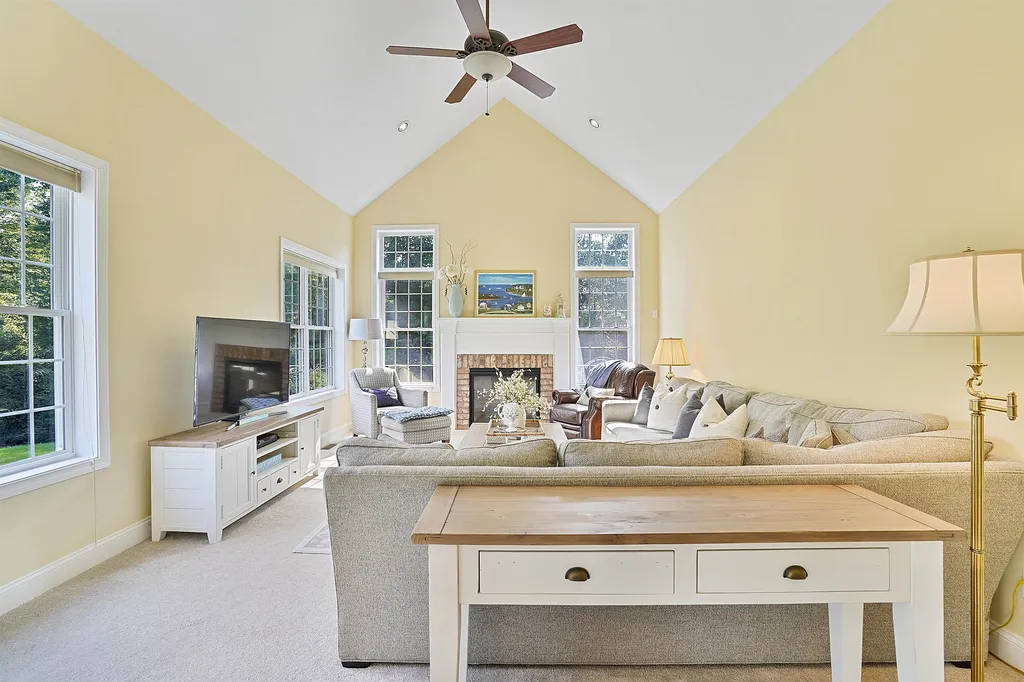 4 Elizabeth Way Bedford NH 03110