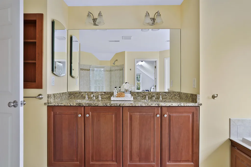 4 Elizabeth Way Bedford NH 03110