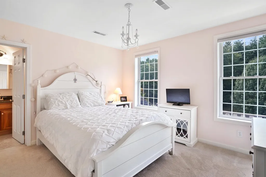 4 Elizabeth Way Bedford NH 03110