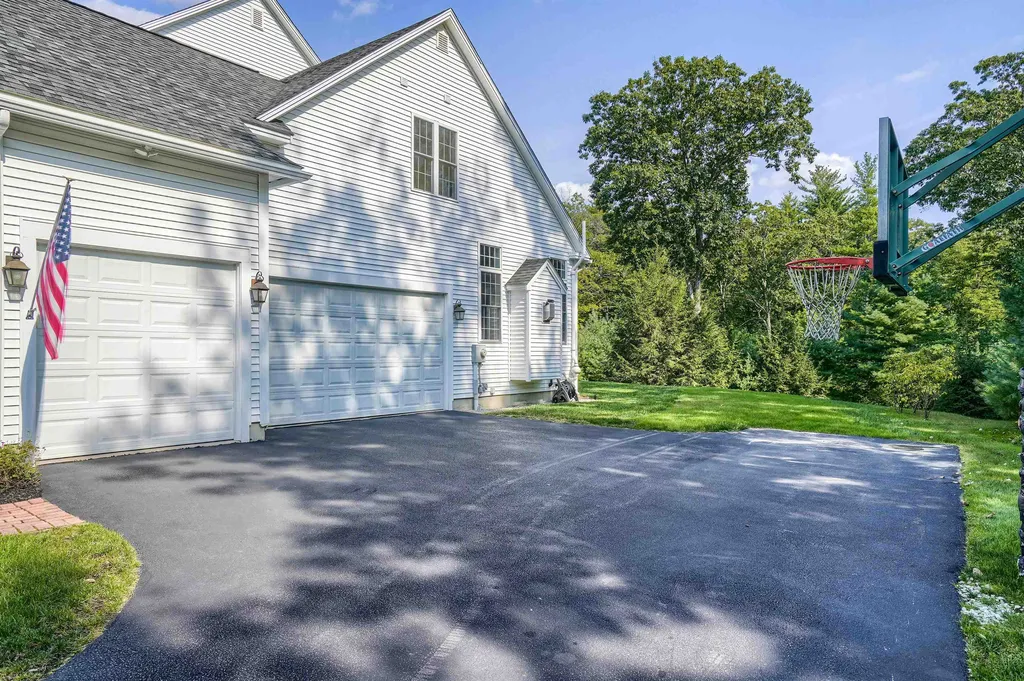 4 Elizabeth Way Bedford NH 03110