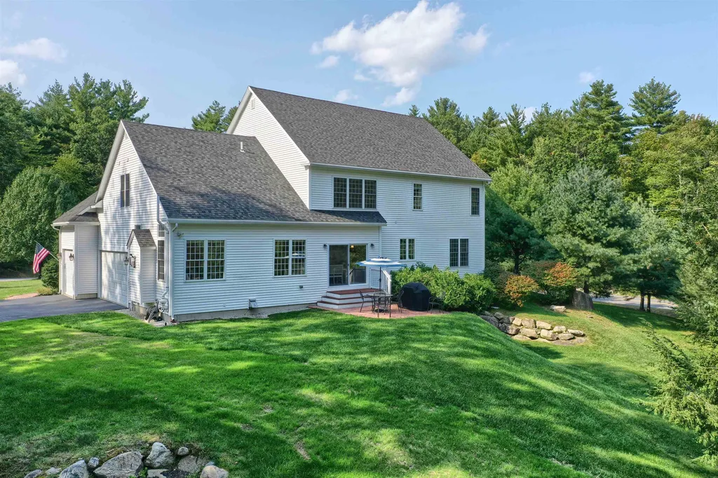 4 Elizabeth Way Bedford NH 03110