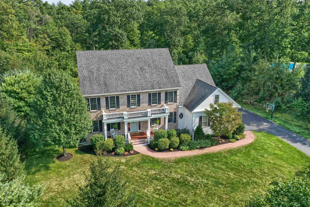 4 Elizabeth Way Bedford NH 03110