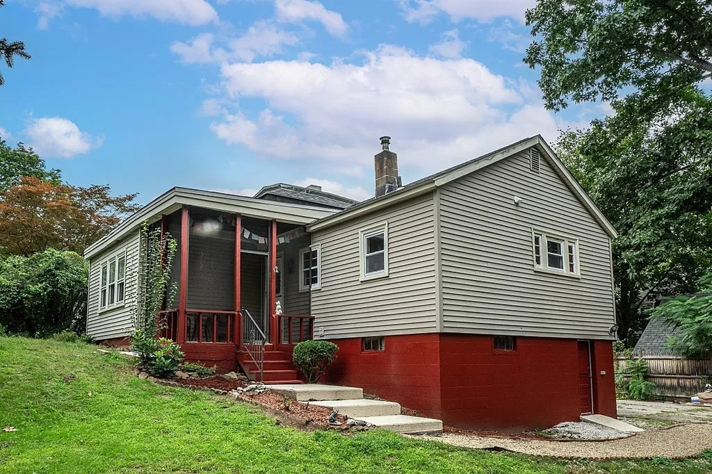 4 Manning Street Derry NH 03038