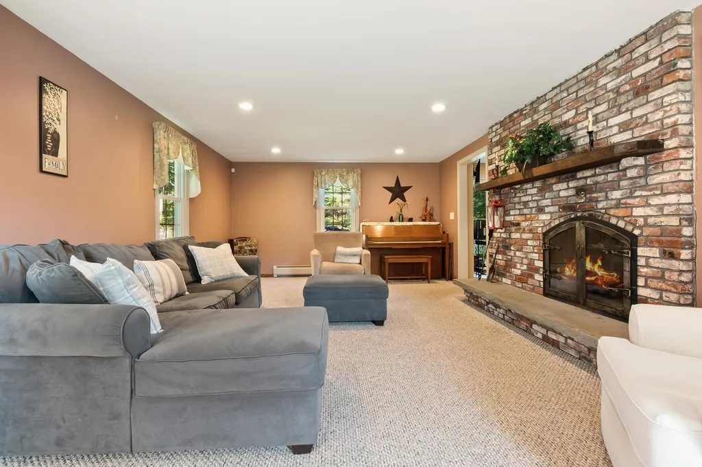16 Londonderry Road Windham NH 03087