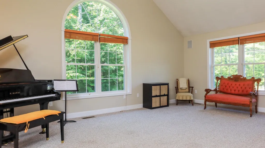 8 Mccurdy Road New Boston NH 03070