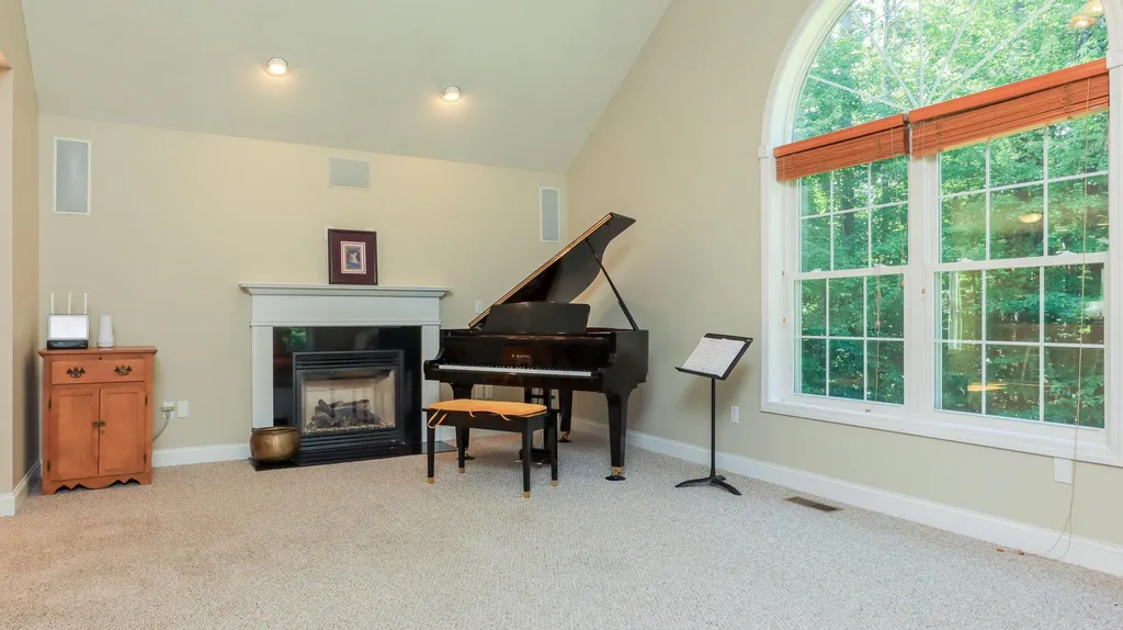 8 Mccurdy Road New Boston NH 03070