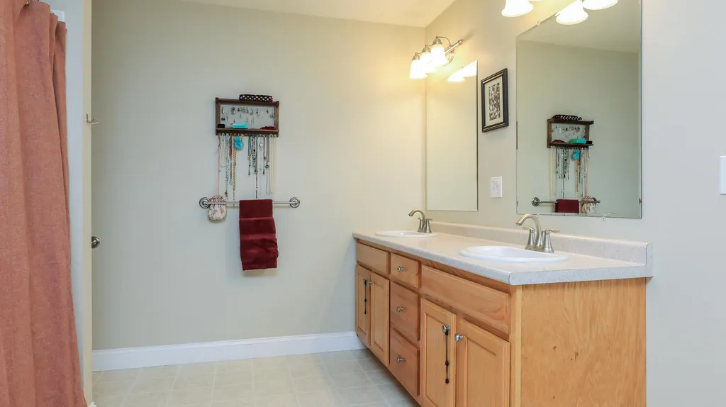 8 Mccurdy Road New Boston NH 03070