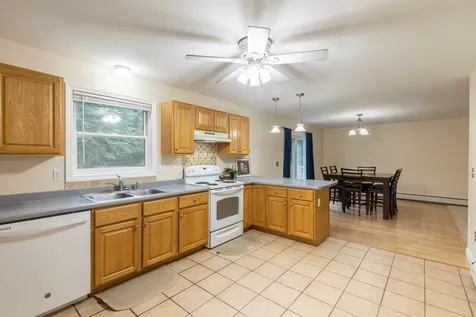 18 Mohawk Drive Londonderry NH 03053