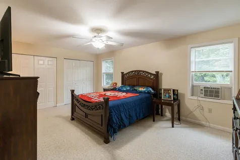 18 Mohawk Drive Londonderry NH 03053