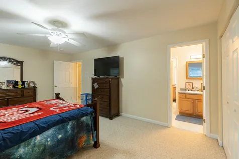 18 Mohawk Drive Londonderry NH 03053