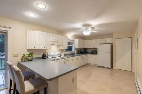 18 Mohawk Drive Londonderry NH 03053