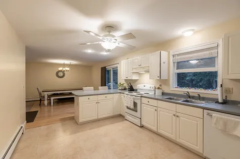 18 Mohawk Drive Londonderry NH 03053