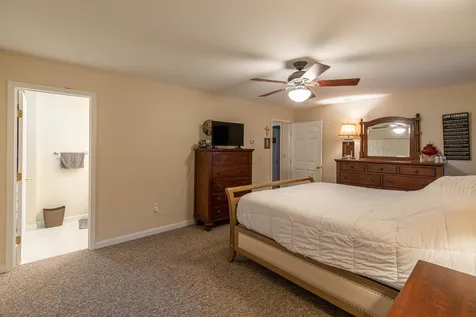 18 Mohawk Drive Londonderry NH 03053