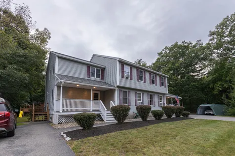 18 Mohawk Drive Londonderry NH 03053
