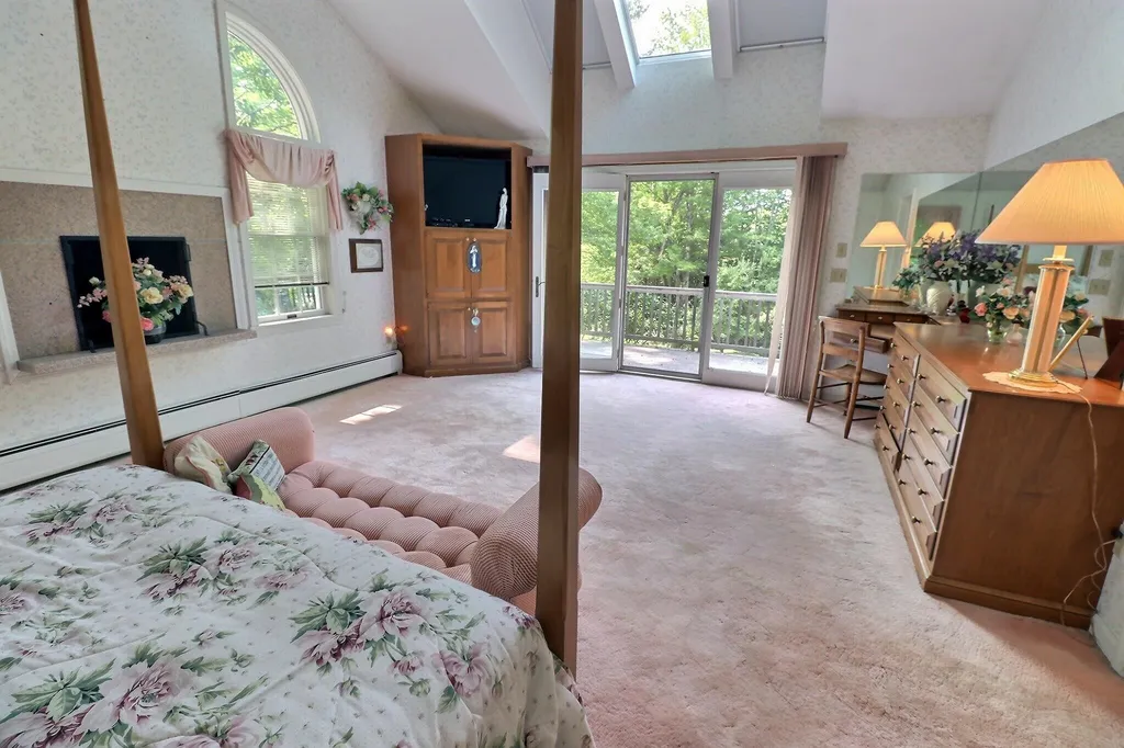106 Meadowbrook Road New London NH 03257