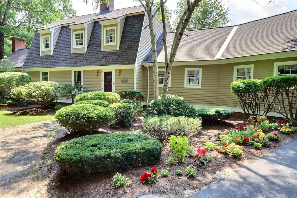 106 Meadowbrook Road New London NH 03257