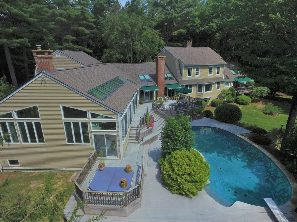 106 Meadowbrook Road New London NH 03257