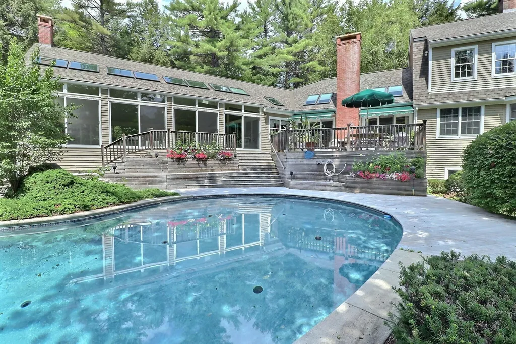 106 Meadowbrook Road New London NH 03257