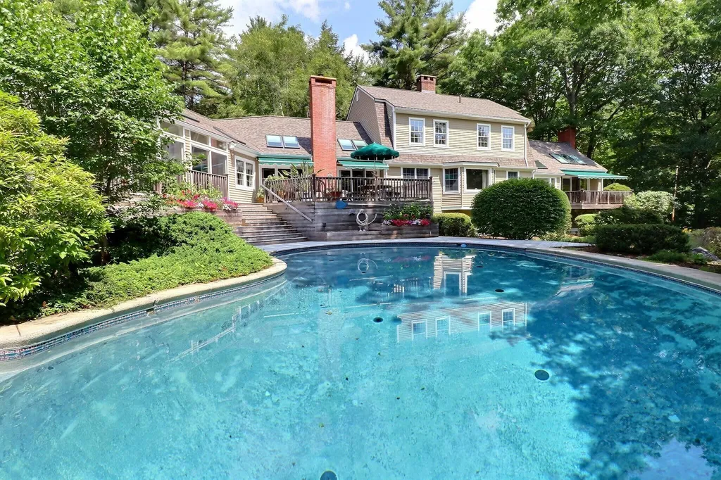 106 Meadowbrook Road New London NH 03257