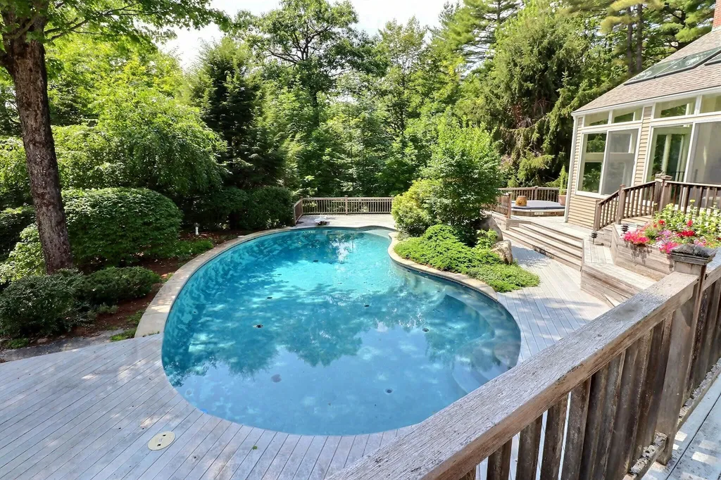 106 Meadowbrook Road New London NH 03257