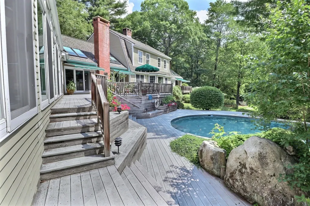 106 Meadowbrook Road New London NH 03257