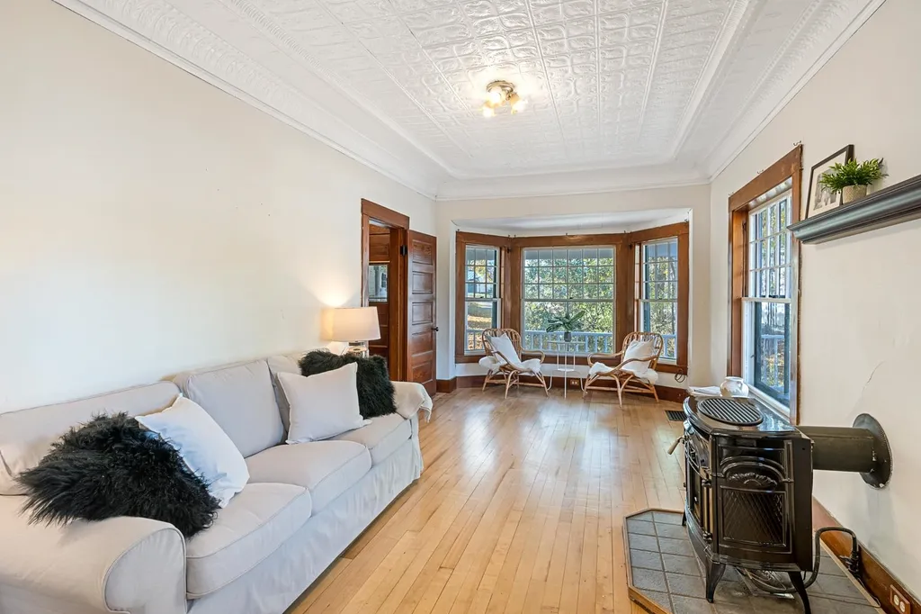 9 Maple Street Sunapee NH 03782