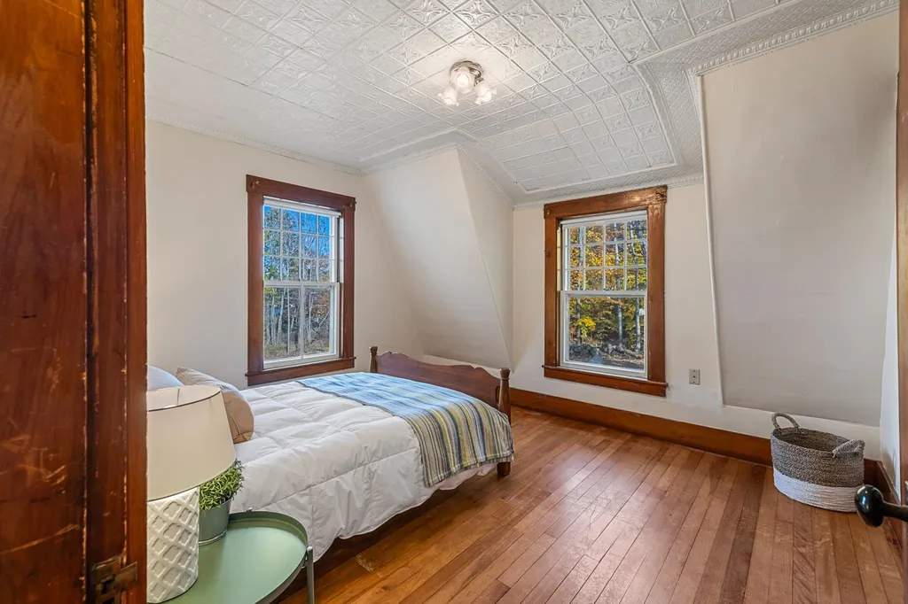9 Maple Street Sunapee NH 03782