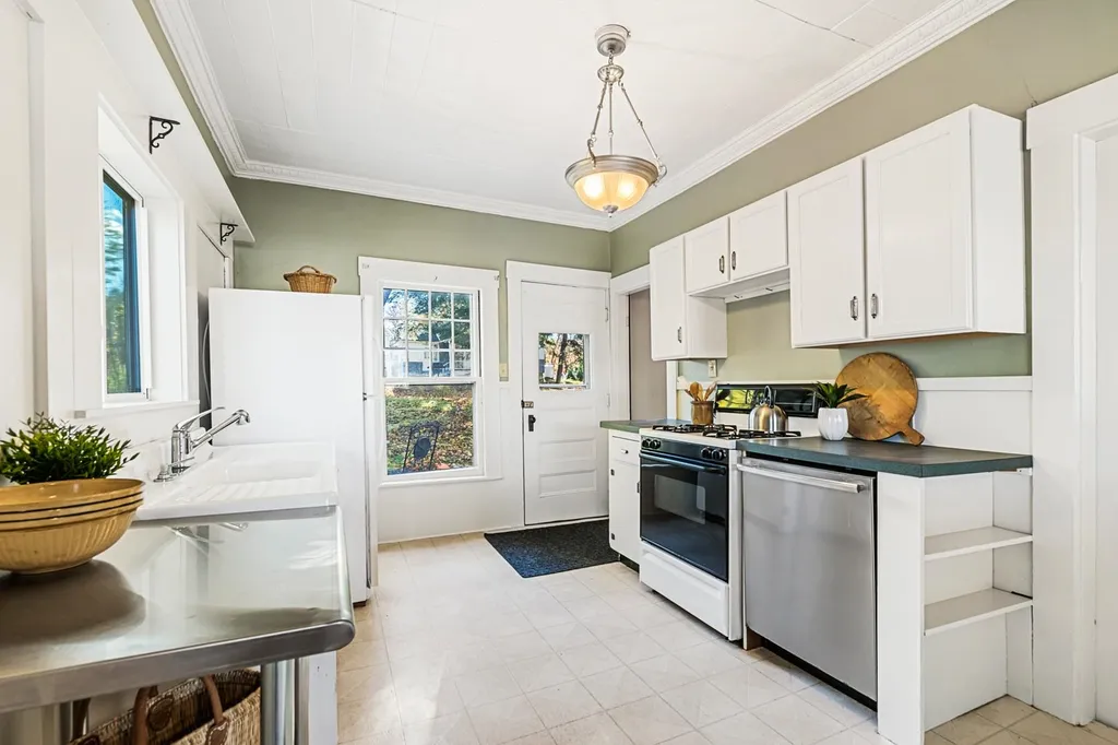 9 Maple Street Sunapee NH 03782