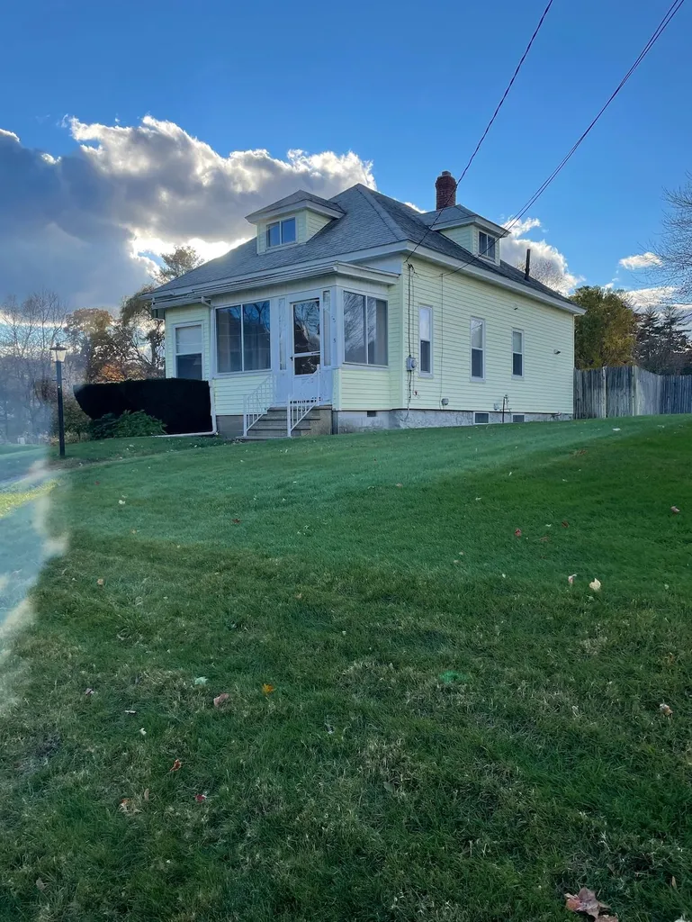 5 Hillside Avenue Derry NH 03038