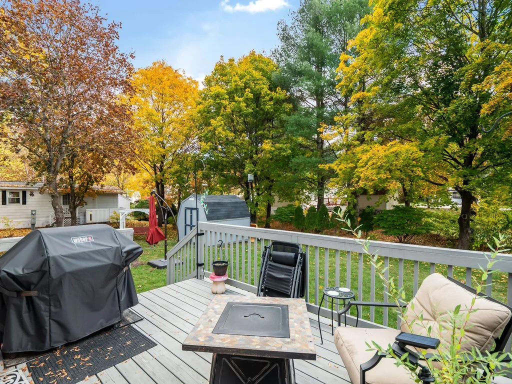 17 Circlefield Drive Nashua NH 03062