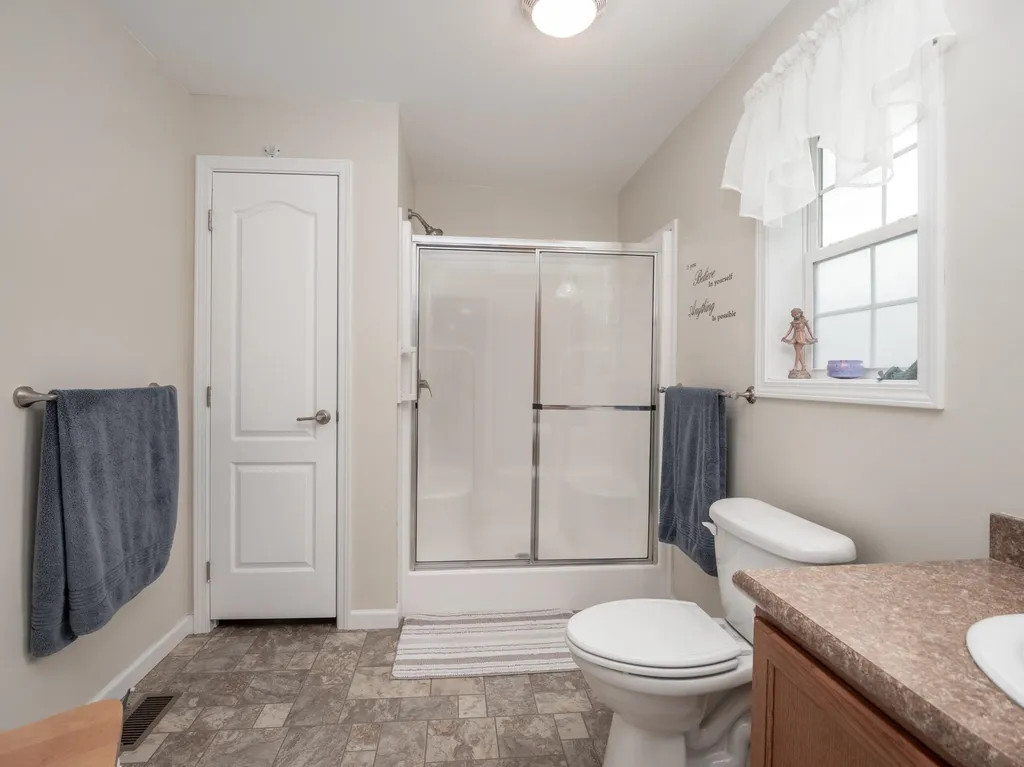 17 Circlefield Drive Nashua NH 03062