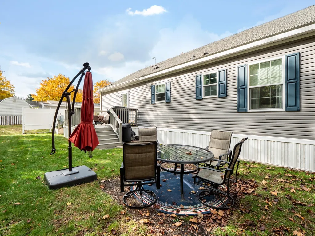 17 Circlefield Drive Nashua NH 03062
