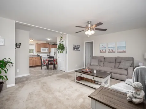 17 Circlefield Drive Nashua NH 03062