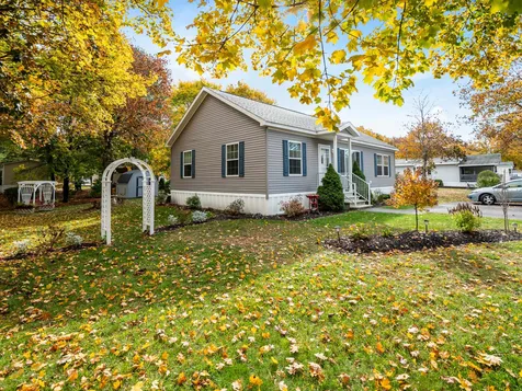 17 Circlefield Drive Nashua NH 03062