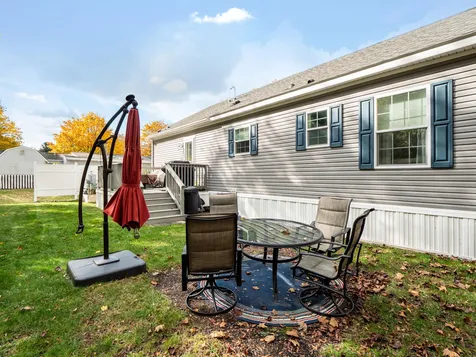 17 Circlefield Drive Nashua NH 03062