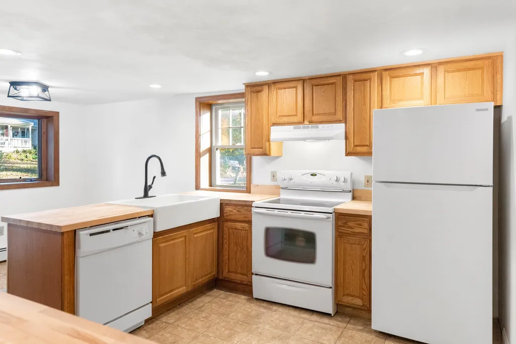 20 Andrews Lane East Kingston NH 03827