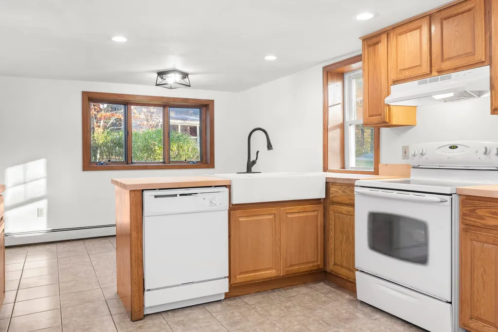 20 Andrews Lane East Kingston NH 03827