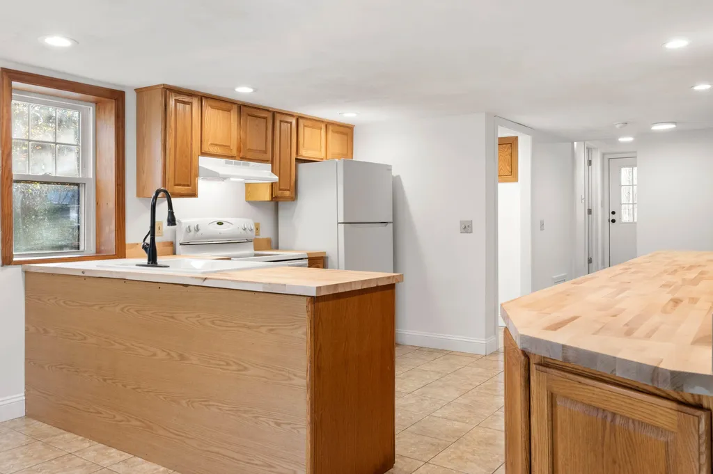 20 Andrews Lane East Kingston NH 03827