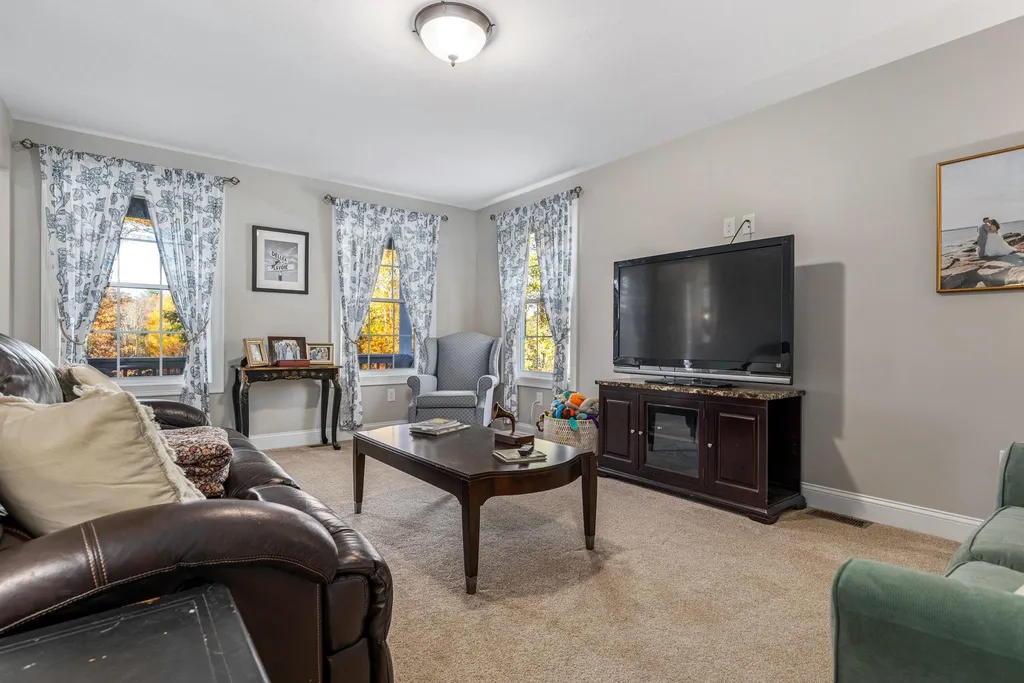 6 Philip Way Newton NH 03858