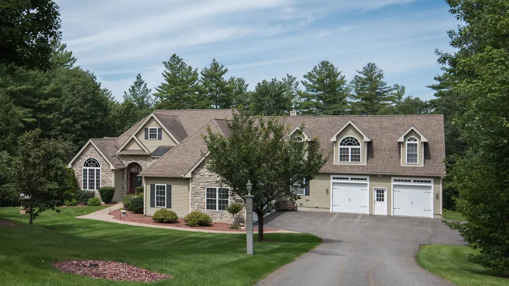 34 Glastombury Drive Sandown NH 03873