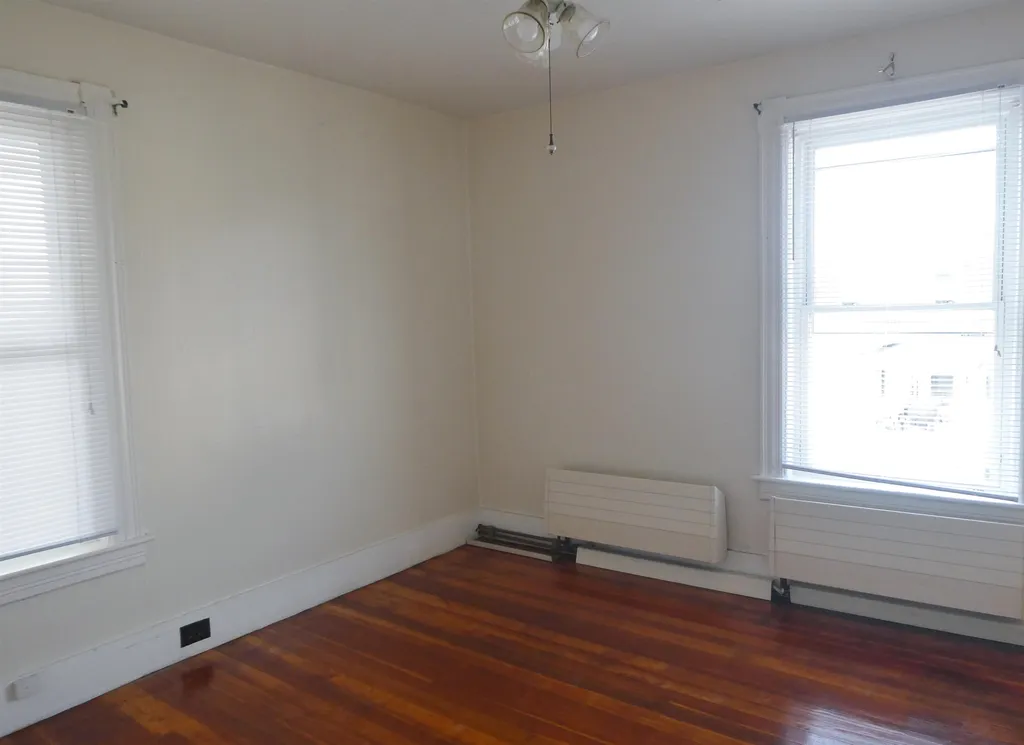 349 Hanover Street Manchester NH 03104-4927