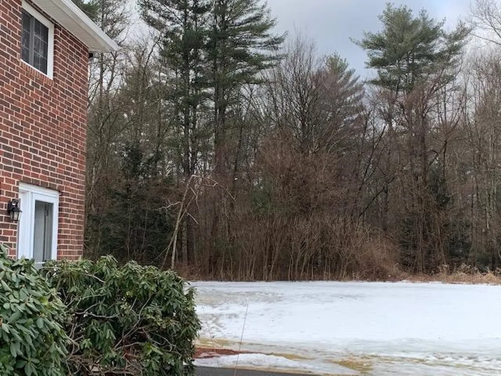 32 Oakridge Drive Londonderry NH 03053