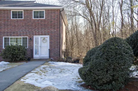 32 Oakridge Drive Londonderry NH 03053