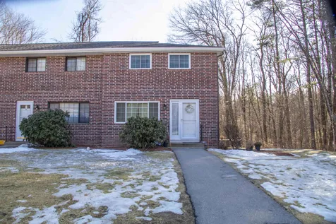 32 Oakridge Drive Londonderry NH 03053